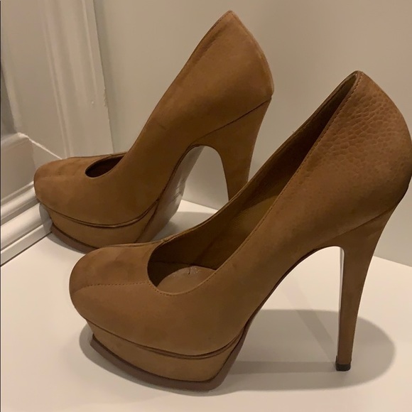 Yves Saint Laurent ‘Tribute’ Pumps - Picture 2 of 10